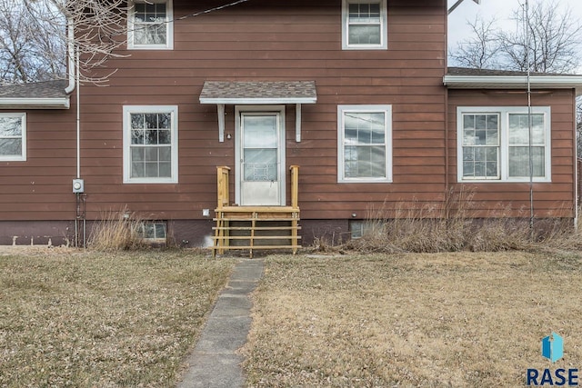 view of front of house with a front lawn