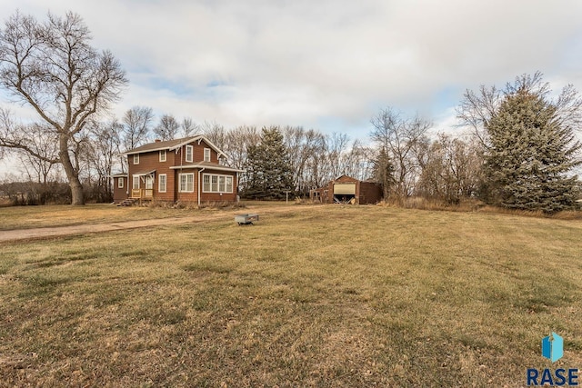 view of yard featuring a storage shed