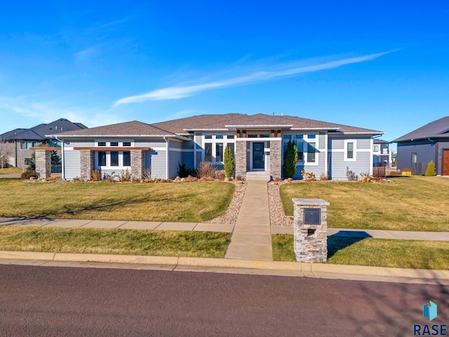 view of front of house featuring a front lawn