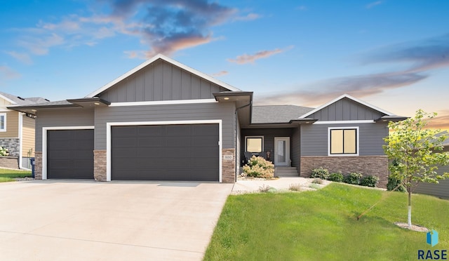 view of front facade featuring a garage and a yard