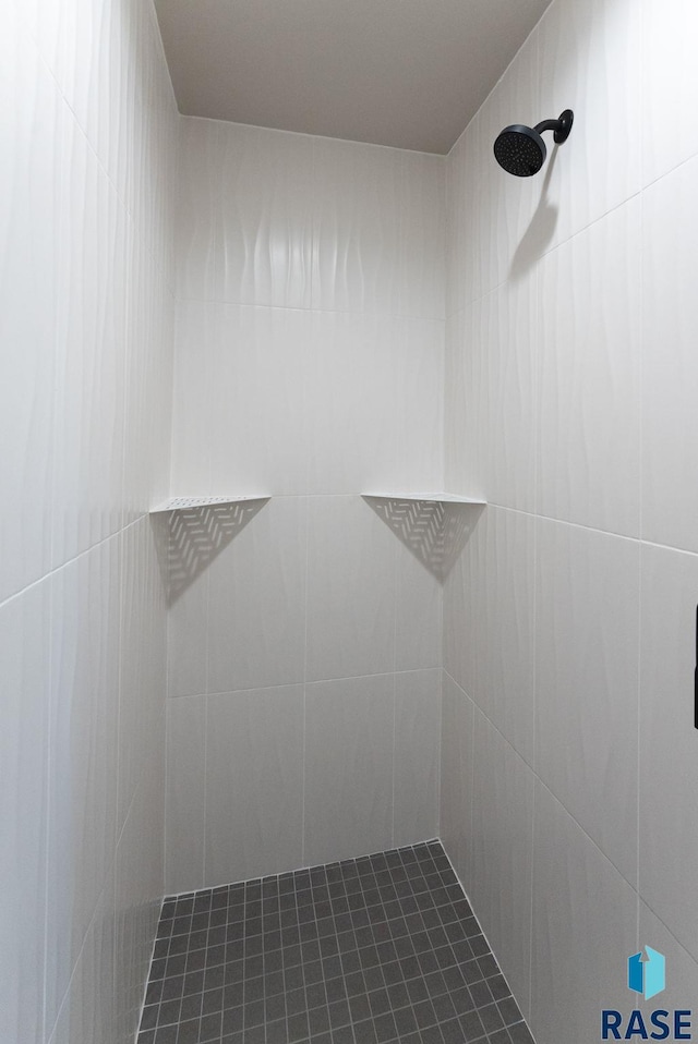 bathroom featuring a tile shower