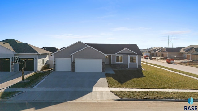 view of front of property featuring a front yard