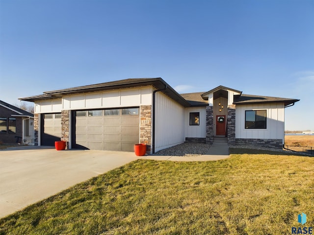 view of front of property featuring a garage and a front lawn