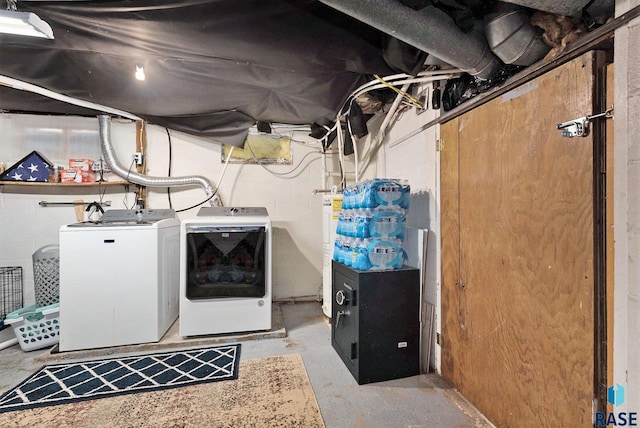 laundry room with gas water heater and washing machine and clothes dryer