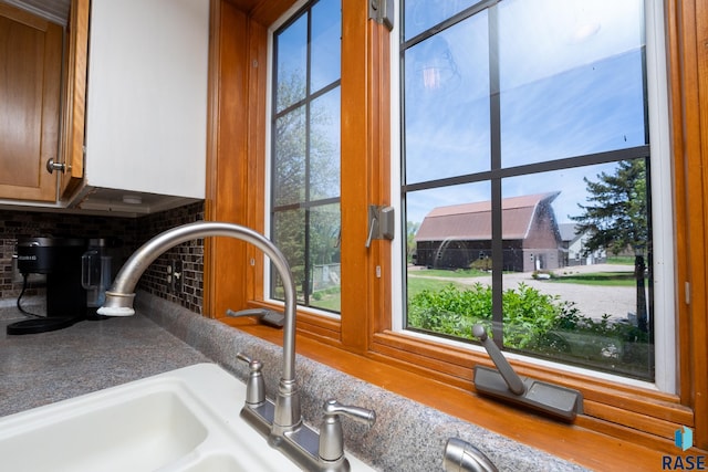 room details with tasteful backsplash and sink