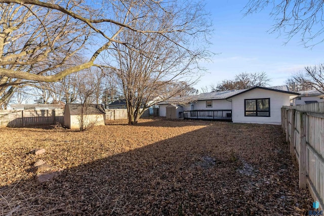 view of yard with a storage unit