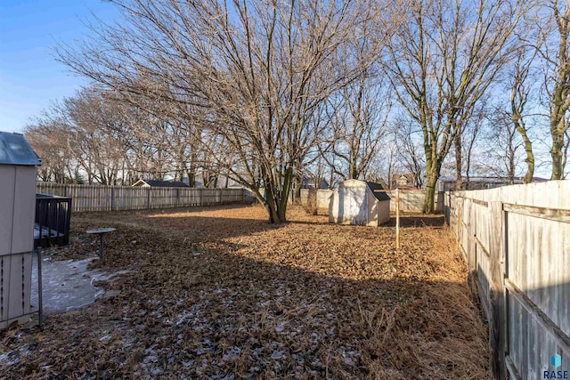 view of yard featuring a storage unit