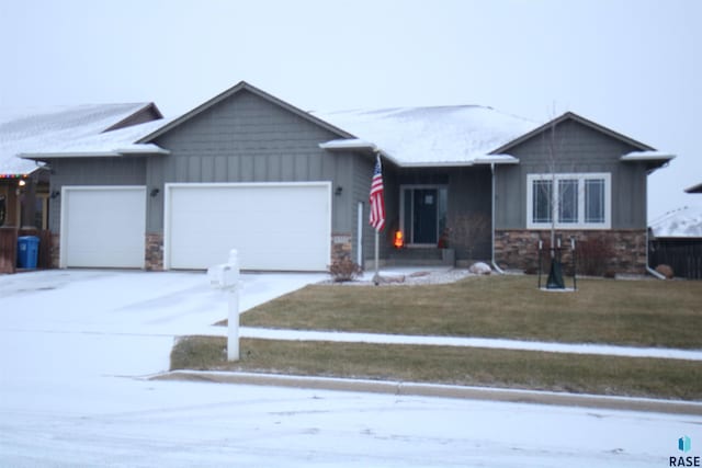 view of front of property featuring a lawn and a garage