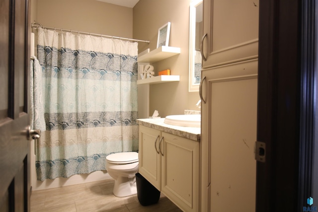 bathroom with toilet, a shower with shower curtain, and vanity