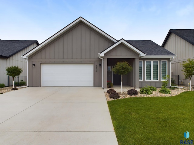 view of front facade featuring a garage and a front yard