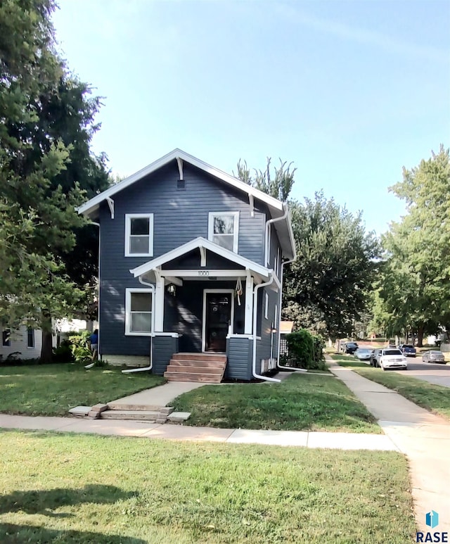 view of front facade featuring cooling unit and a front lawn