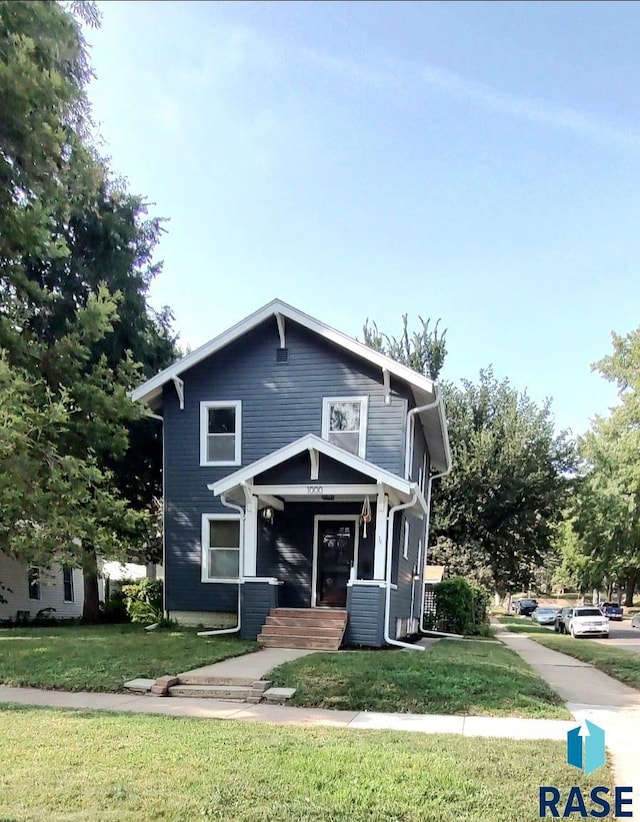 view of front facade featuring a front yard