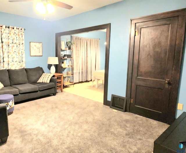 carpeted living room featuring ceiling fan