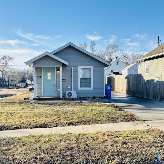 bungalow-style house featuring a front lawn