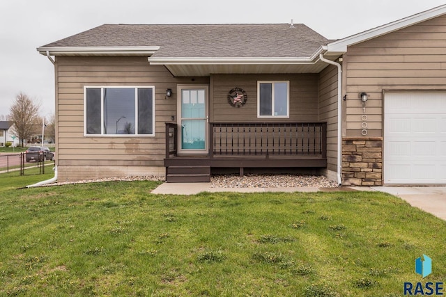 view of front of home featuring a front lawn and a garage