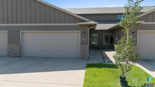 view of front facade featuring a garage