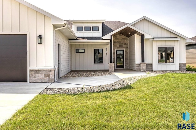 view of front facade with a garage and a front lawn