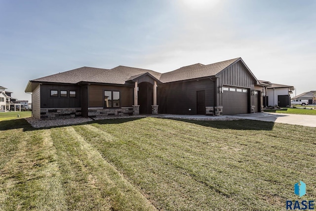 view of front of home featuring a garage and a front yard