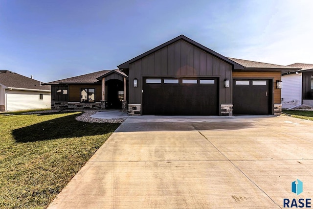 view of front of house with a front lawn and a garage