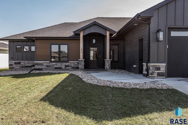 view of front of property with a front lawn