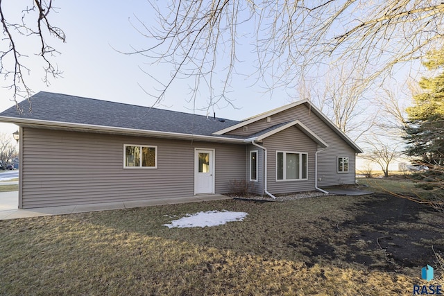 single story home featuring a front lawn