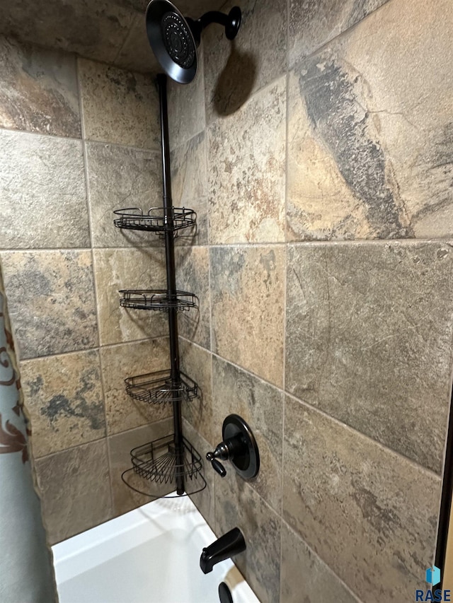 details with shower / tub combo with curtain