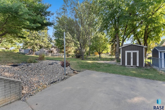 view of yard featuring a storage shed