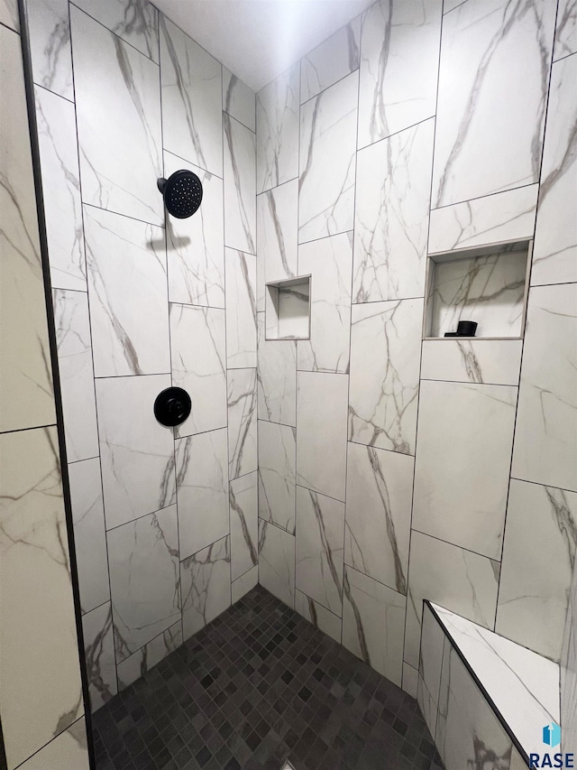 bathroom featuring a tile shower