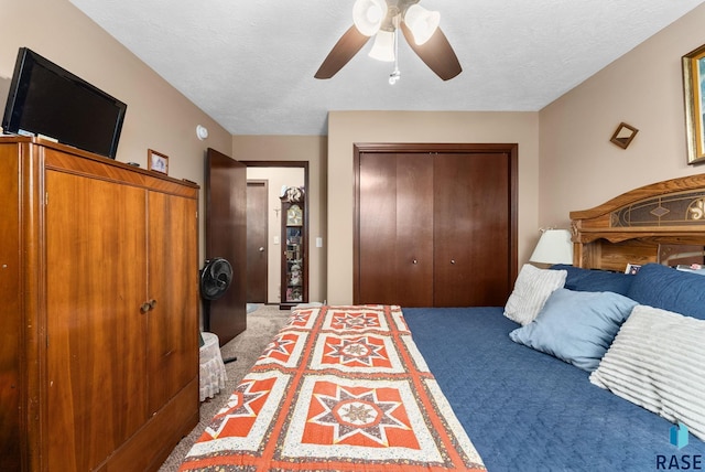 bedroom featuring carpet flooring, ceiling fan, and a textured ceiling