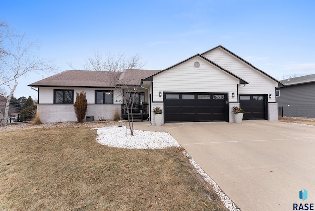 view of front of property featuring a front lawn and a garage