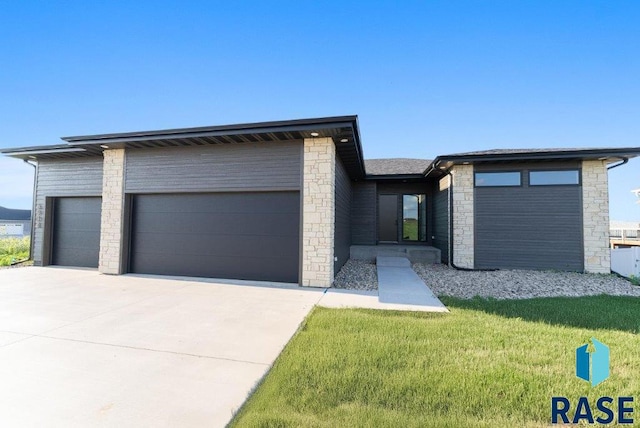 view of front of property featuring a front yard and a garage