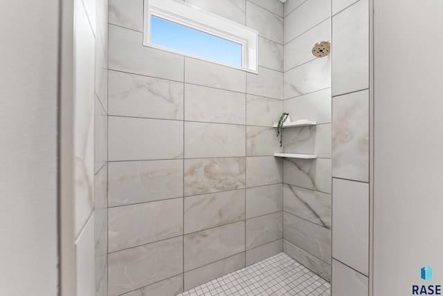 bathroom featuring tiled shower