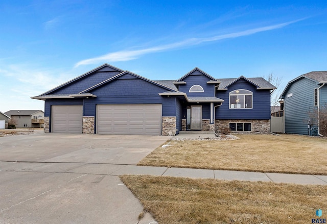 view of front facade featuring a front lawn and a garage