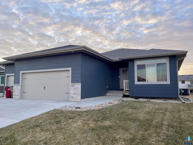 view of front of home featuring a yard and a garage