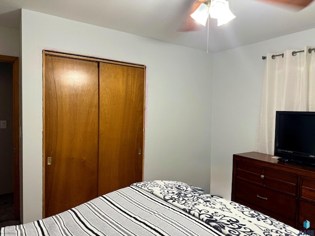 bedroom featuring ceiling fan and a closet