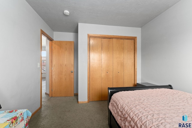 bedroom featuring a textured ceiling and a closet