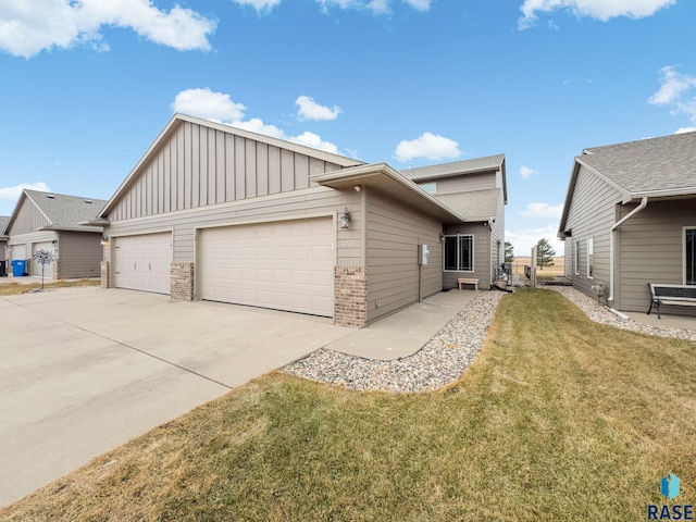 view of front of house featuring a front yard and a garage