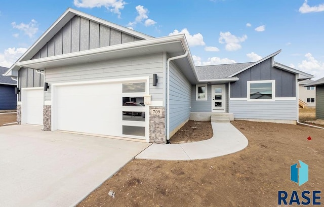 view of front facade featuring a garage