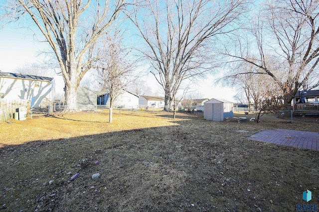 view of yard featuring a shed