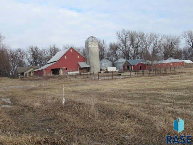 view of yard with an outbuilding