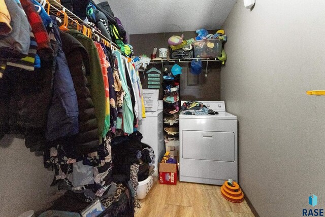 laundry room featuring a textured ceiling and independent washer and dryer