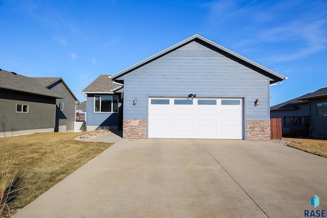 view of front of home featuring a front yard and a garage