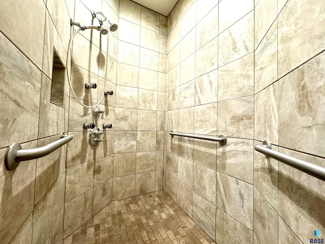 bathroom featuring a tile shower