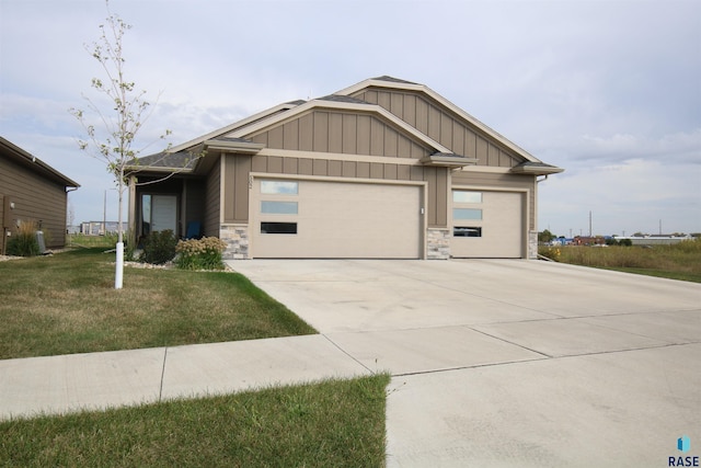 view of front of property featuring a front yard