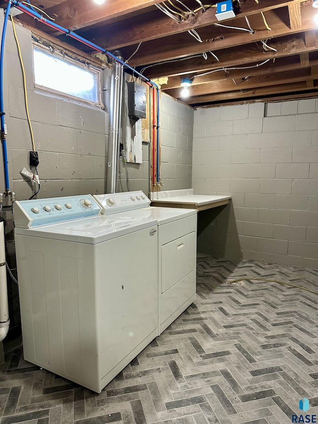 laundry room featuring sink and washer and clothes dryer