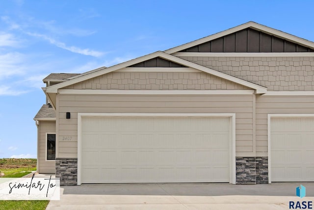 view of front facade with a garage