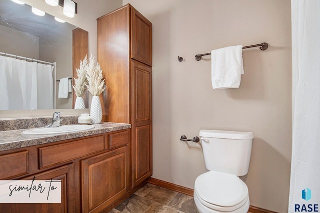 bathroom with a shower with curtain, vanity, and toilet