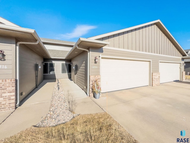 single story home featuring a garage