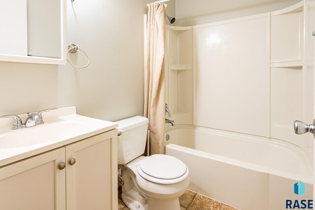 full bathroom featuring shower / tub combo with curtain, vanity, and toilet