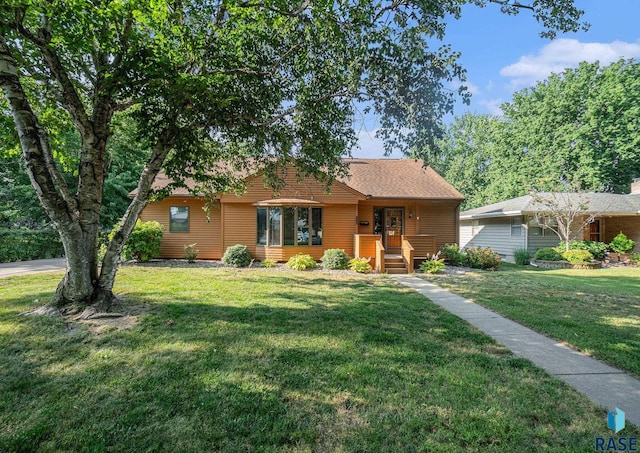 ranch-style house featuring a front yard